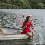 Lány csónakban, napernyővel